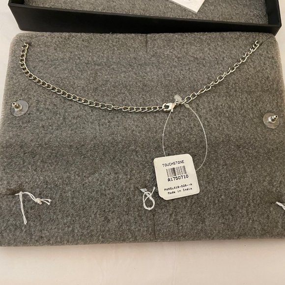 Touchstone Indian Bollywood Crystal Necklace Earrings Set - Picture 12 of 17